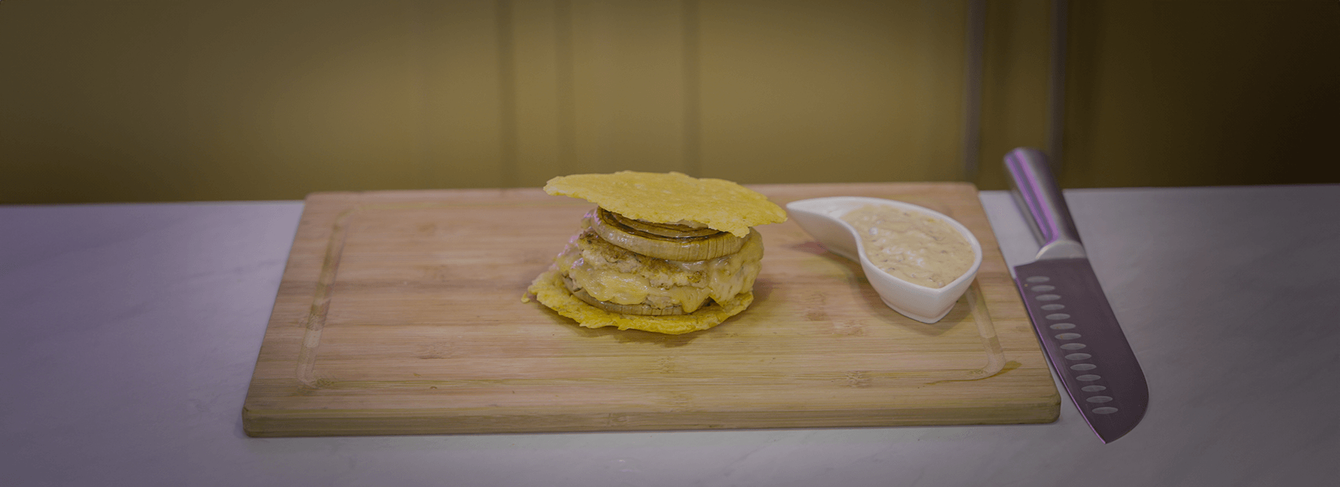 Hamburguesa cubierta de parmesano